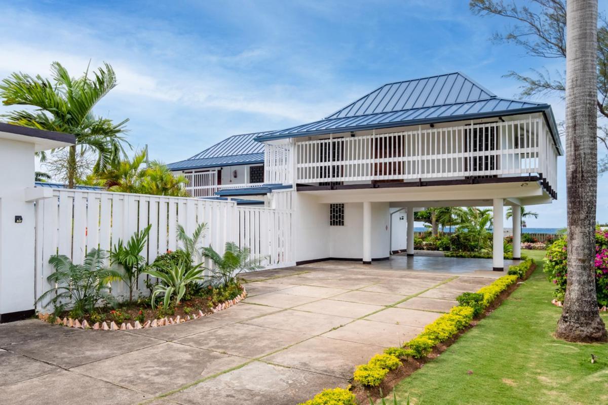 Villa Turrasann Runaway Bay Exterior photo